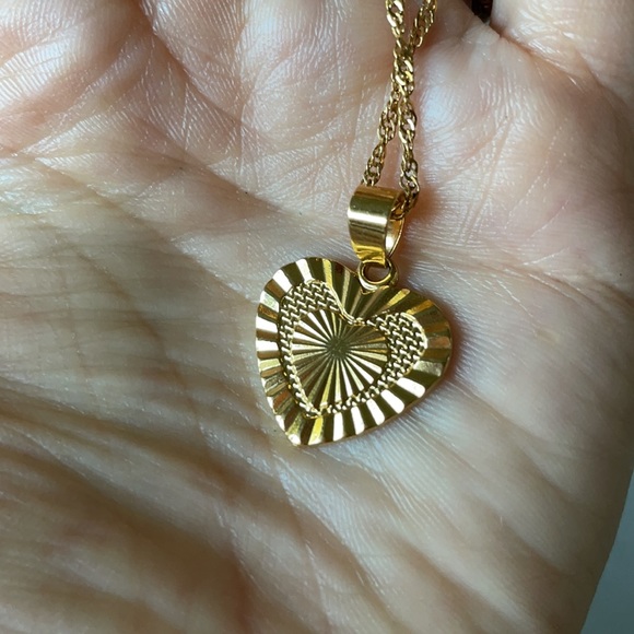 Vintage style gold tone fluted ribbed heart necklace - Picture 2 of 5